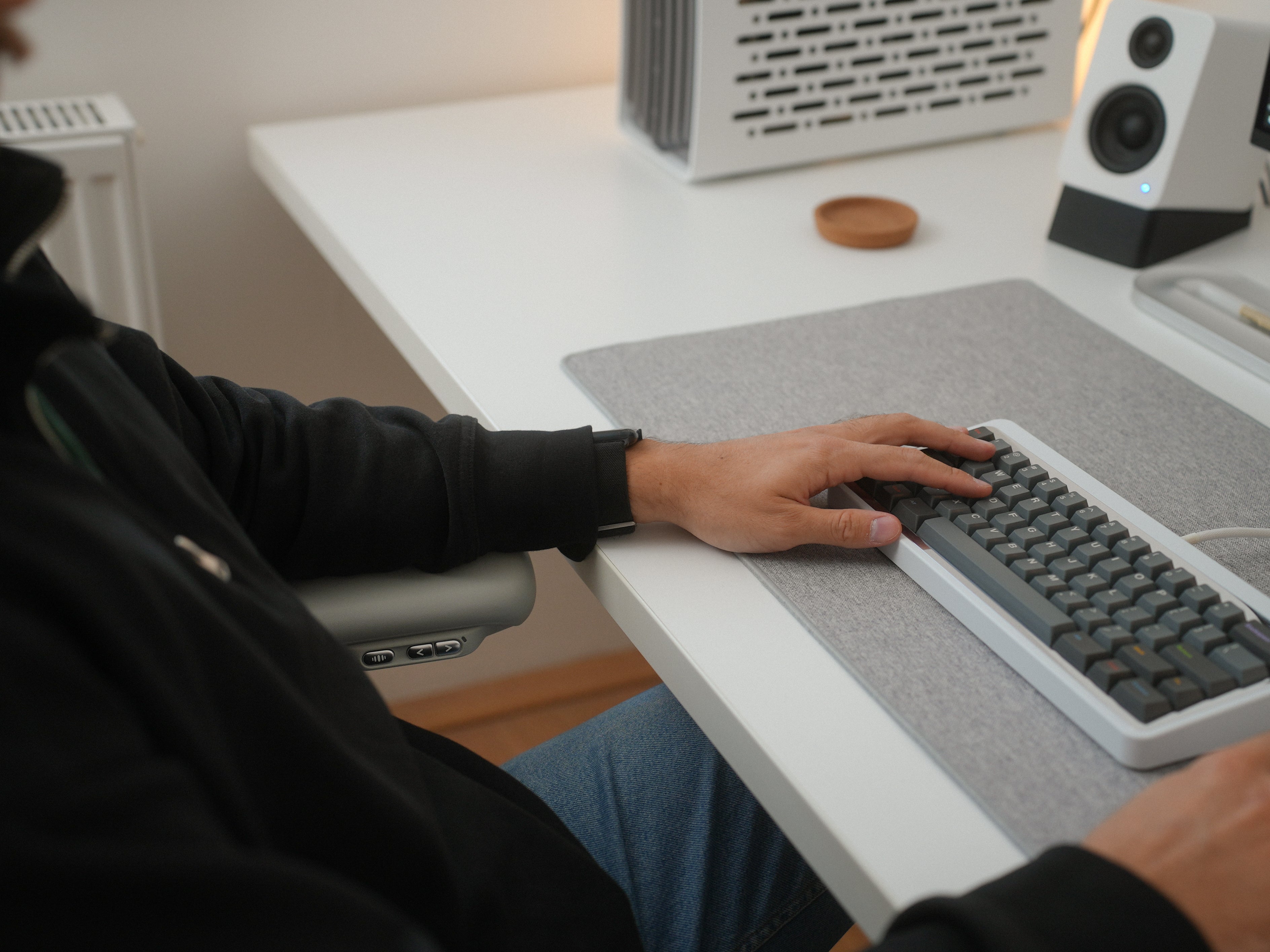 Armrest Ergonomics Explained: Reducing Shoulder Load While Sitting