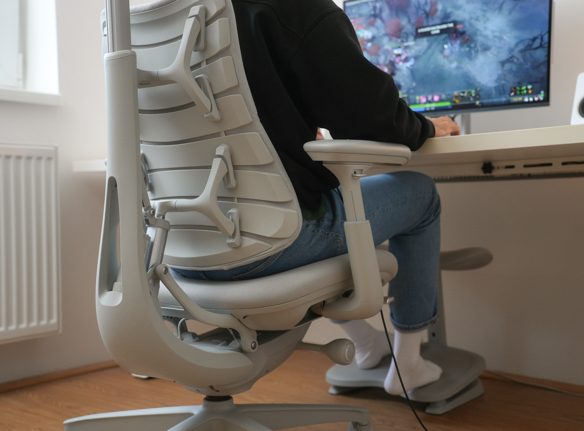 Sitting Cross Legged in Office Chair: Harmless Habit or Warning Sign？